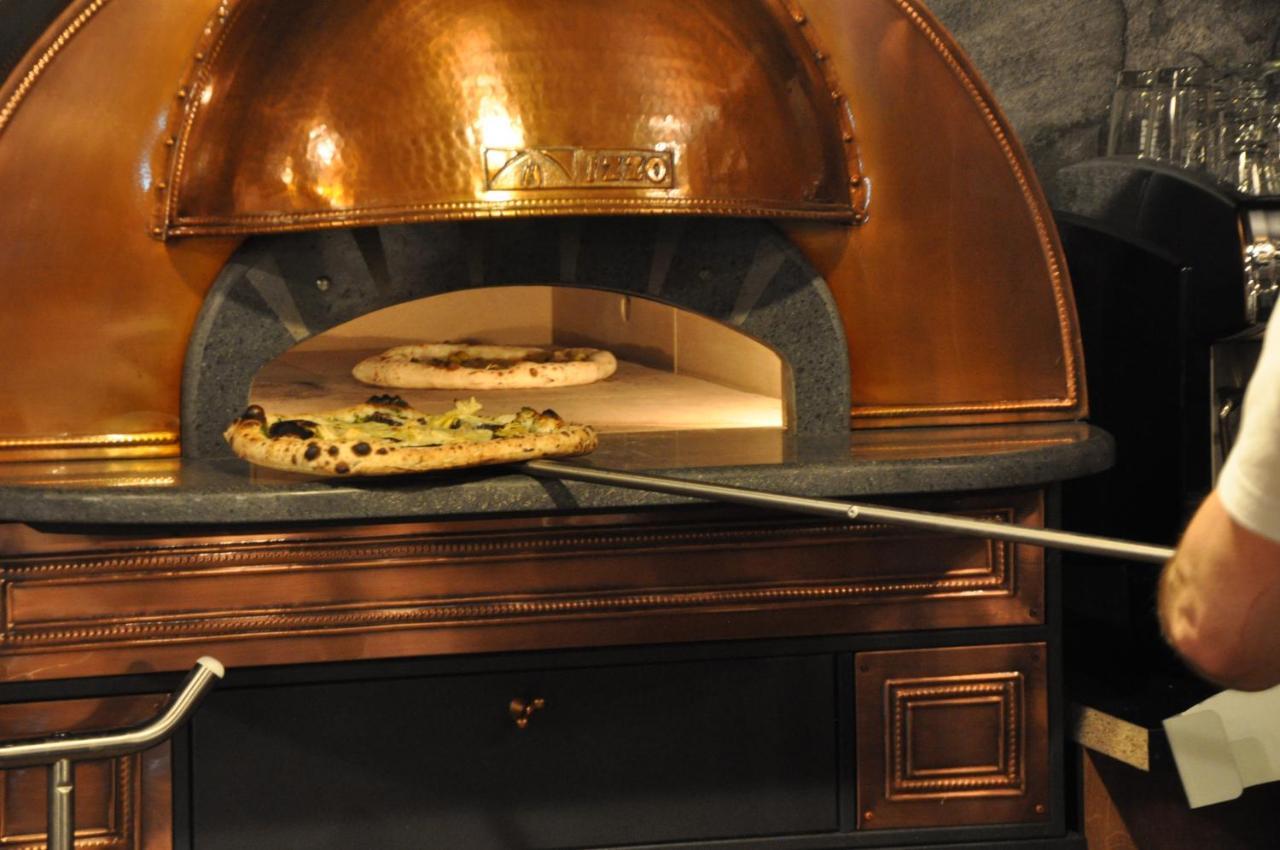 Szczawnica Park Resort & Spa المظهر الخارجي الصورة A pizza being removed from a wood-fired oven